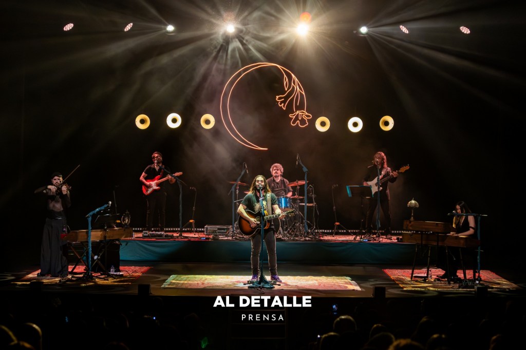 Andrés Suárez con su banda en Vigo.