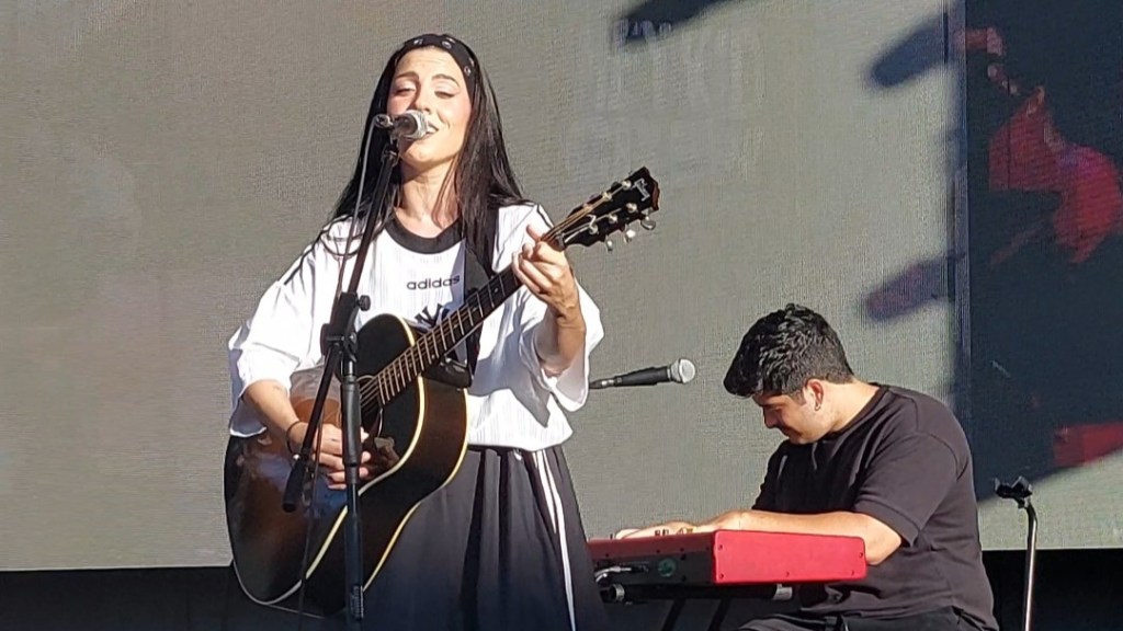 Miriam Rodríguez actuó junto a Carlos Martín en la fiesta de presentación del Galicia Fest 2026 en Vialia Vigo.