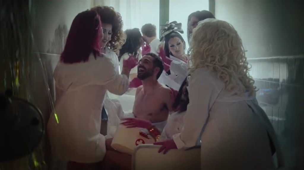 O Xoán en el videoclip de 'Fállame a chola'