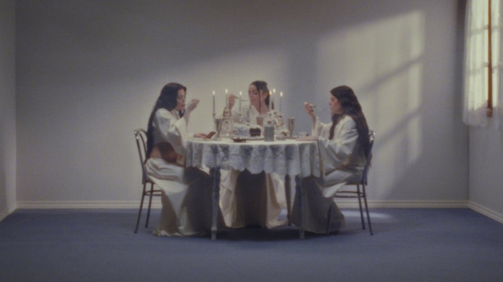 Olaia Maneiro, Aida Tarrío y Sabela Maneiro en un videoclip de esta nueva era.