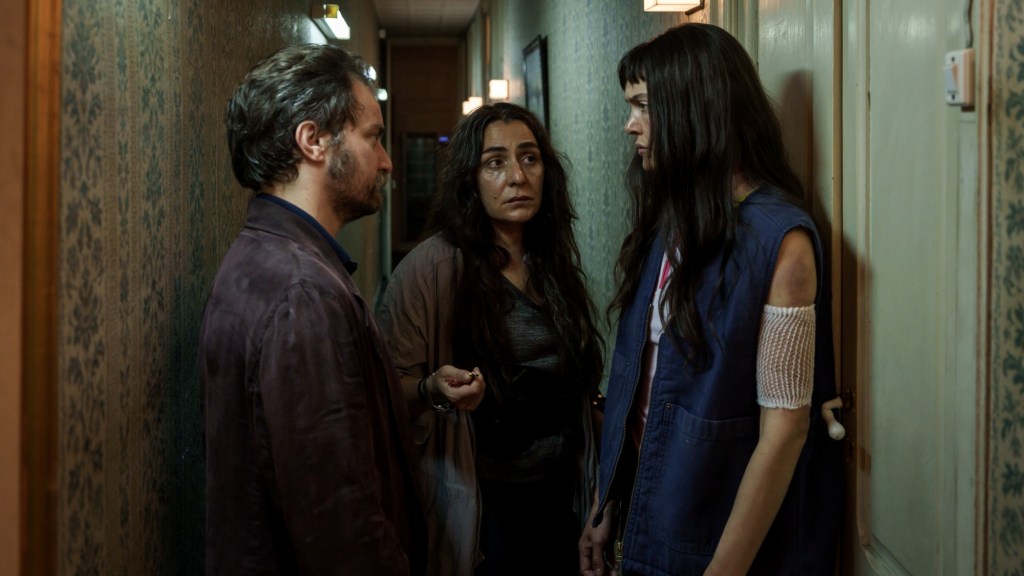 Pol López, Candela Peña y Ana Rujas en 'La desconocida'.