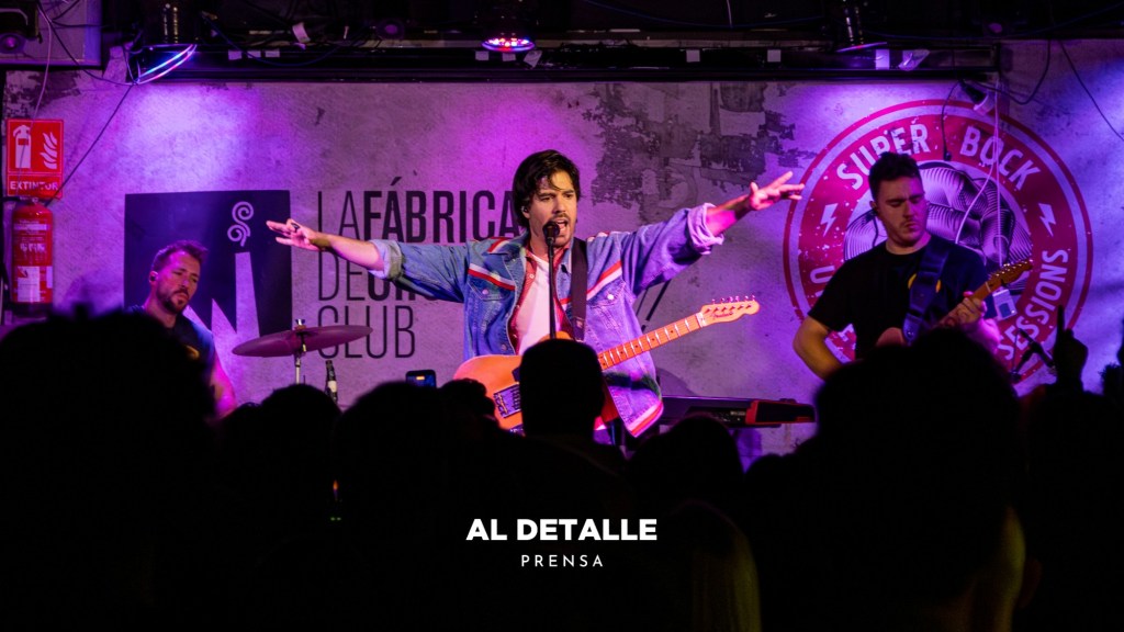 Roi junto a su banda presentando su nuevo proyecto R01 en Vigo.