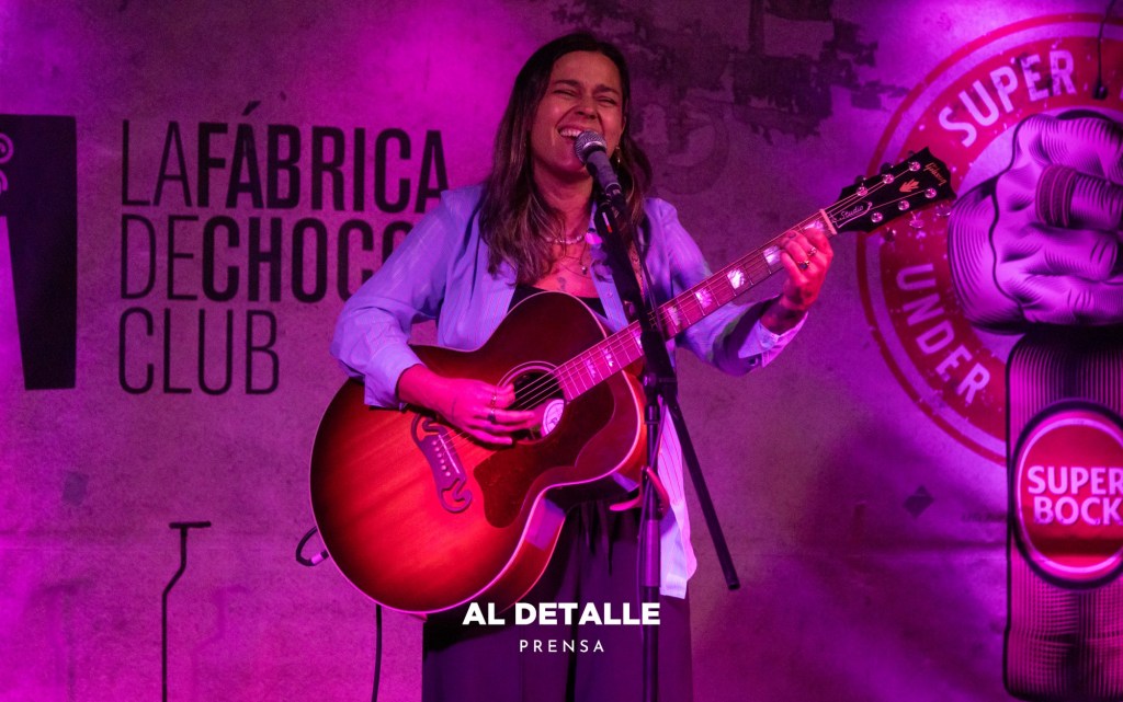 Yoly Saa con su guitarra en Vigo.