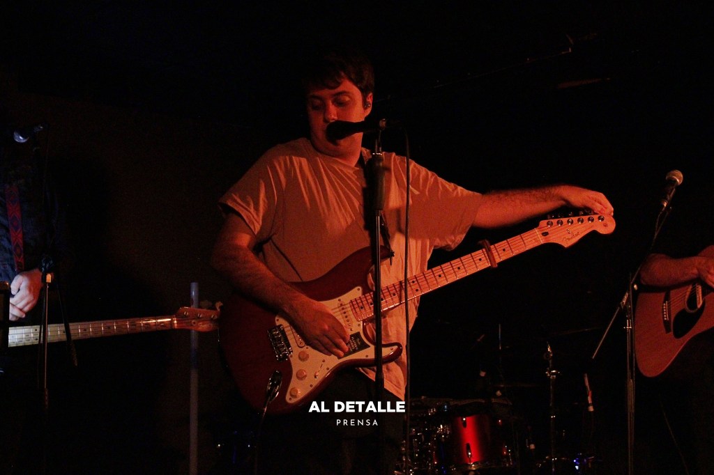 Andrés Ferreiro afinando la guitarra.