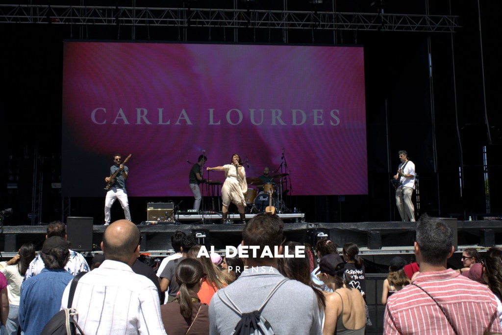 Carla Lourdes animando a bailar al público del Galicia Fest.