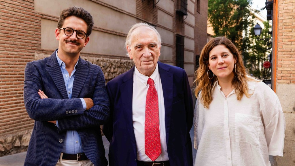 Fernando Méndez-Leite (centro) estará acompañado de Félix Tusell (izquierda) y Ángela Cervantes (derecha) como vicepresidentes