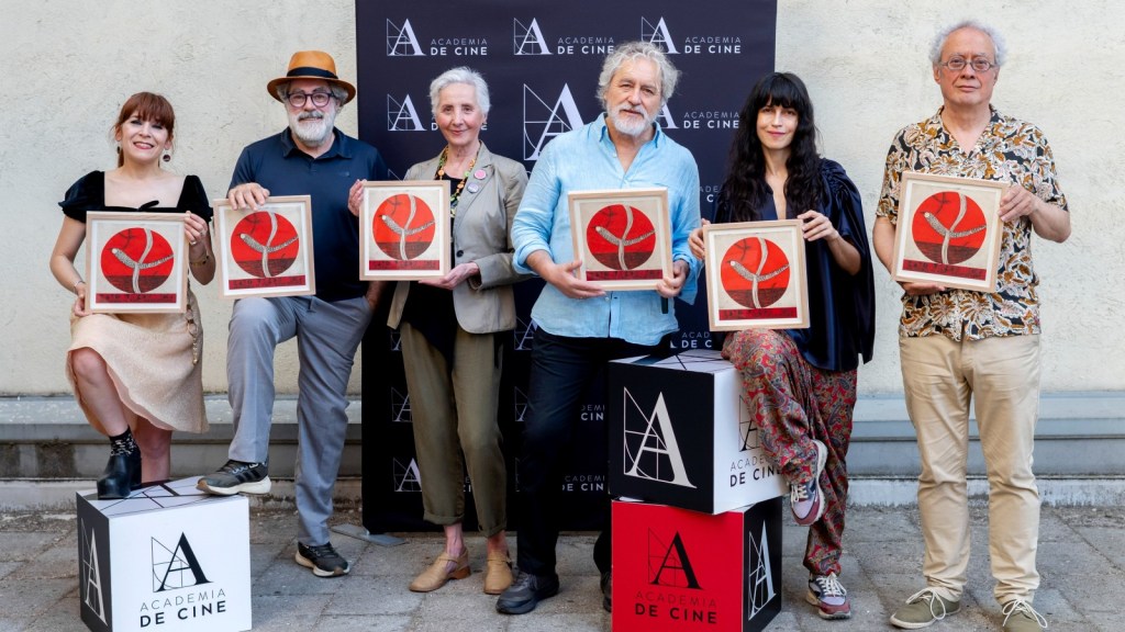 Isabel Risco, Carlos Blanco, Mabel Rivera, Manuel Rivas, Nerea Barros y Quico Cadaval recogieron en Madrid el Premio Rayo Verde 2026.