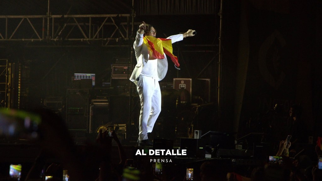 David Bisbal se colgó una bandera de España para cantar algunas canciones y mostrar su apoyo a La Roja.