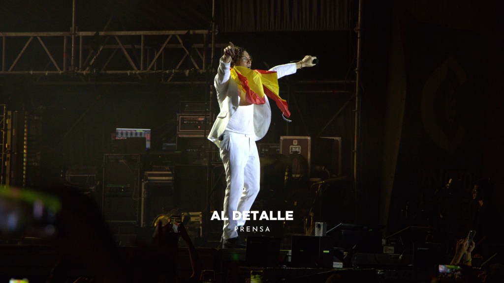 David Bisbal se colgó una bandera de España para cantar algunas canciones y mostrar su apoyo a La Roja.