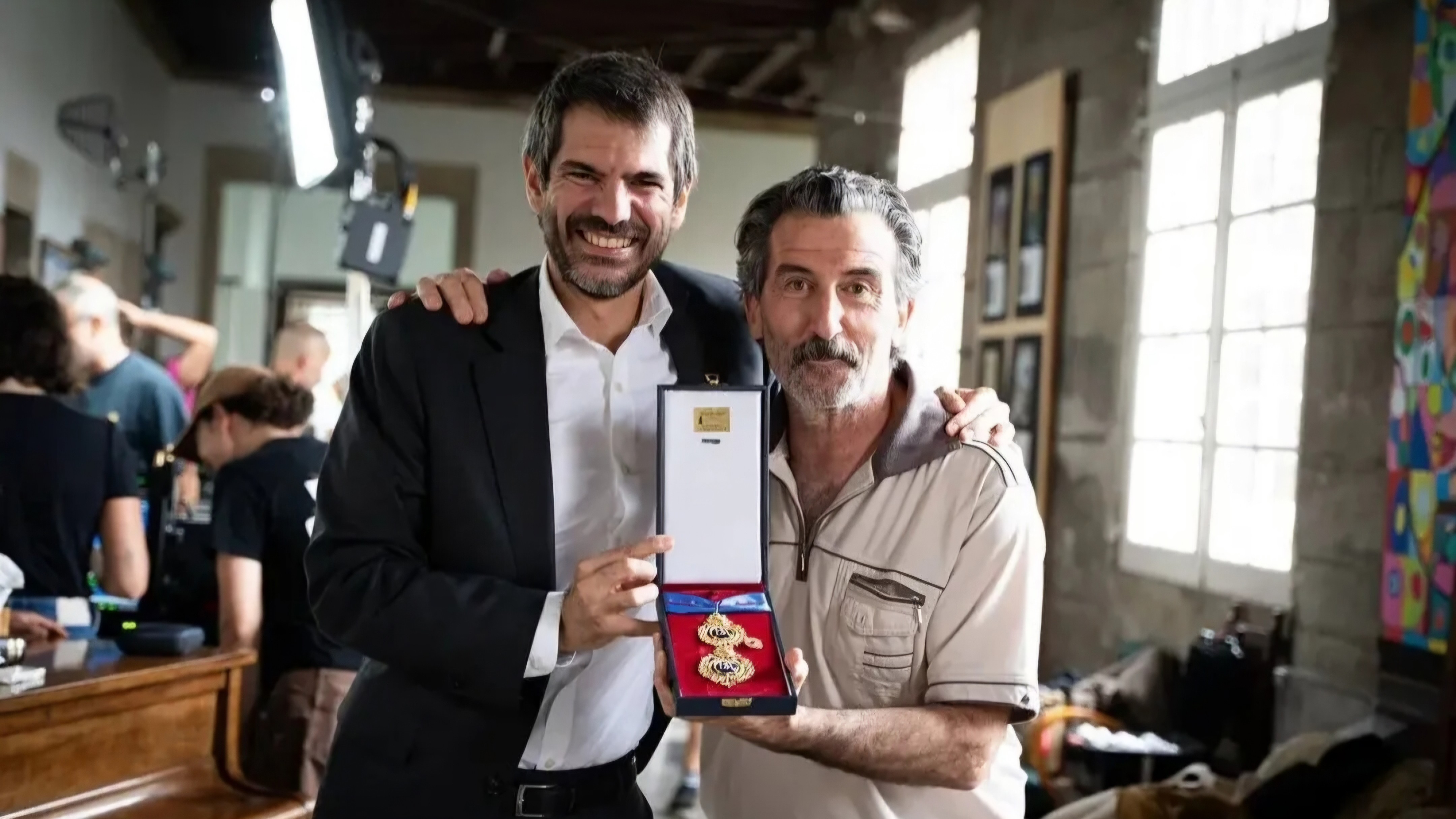 El ministro de Cultura, Ernest Urtasun, con el actor Luis Zahera.
