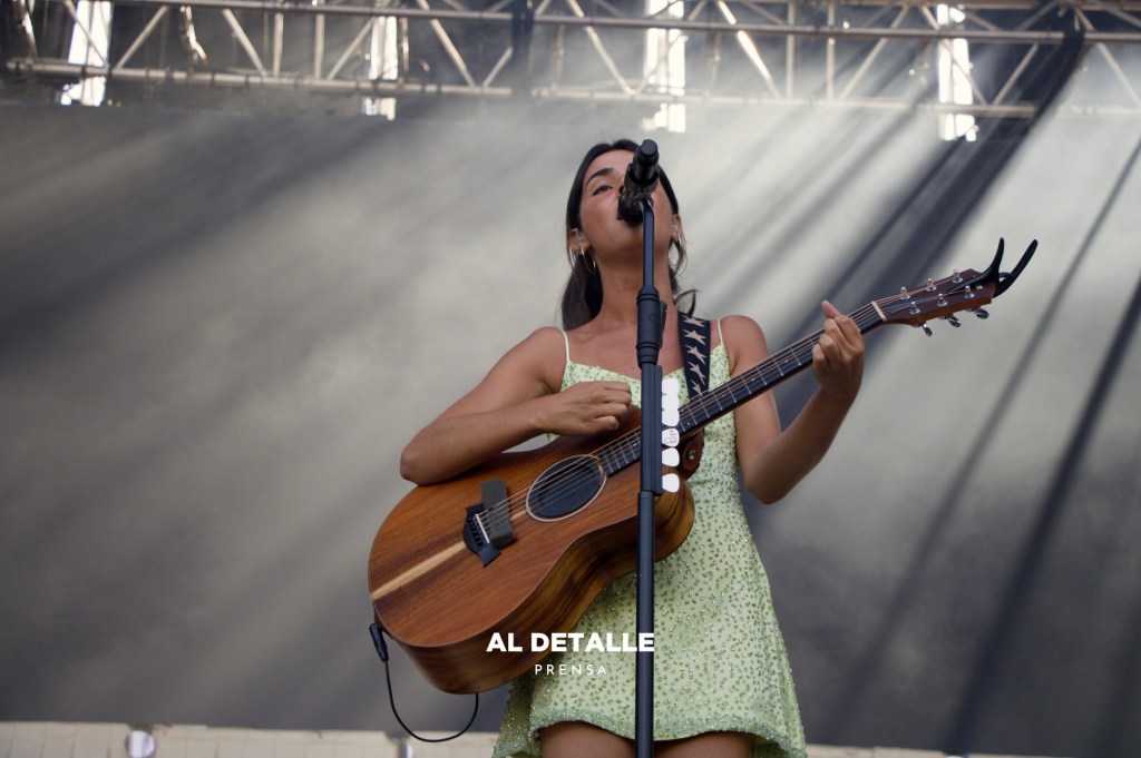 Mafalda Cardenal con su guitarra en Pontevedra.