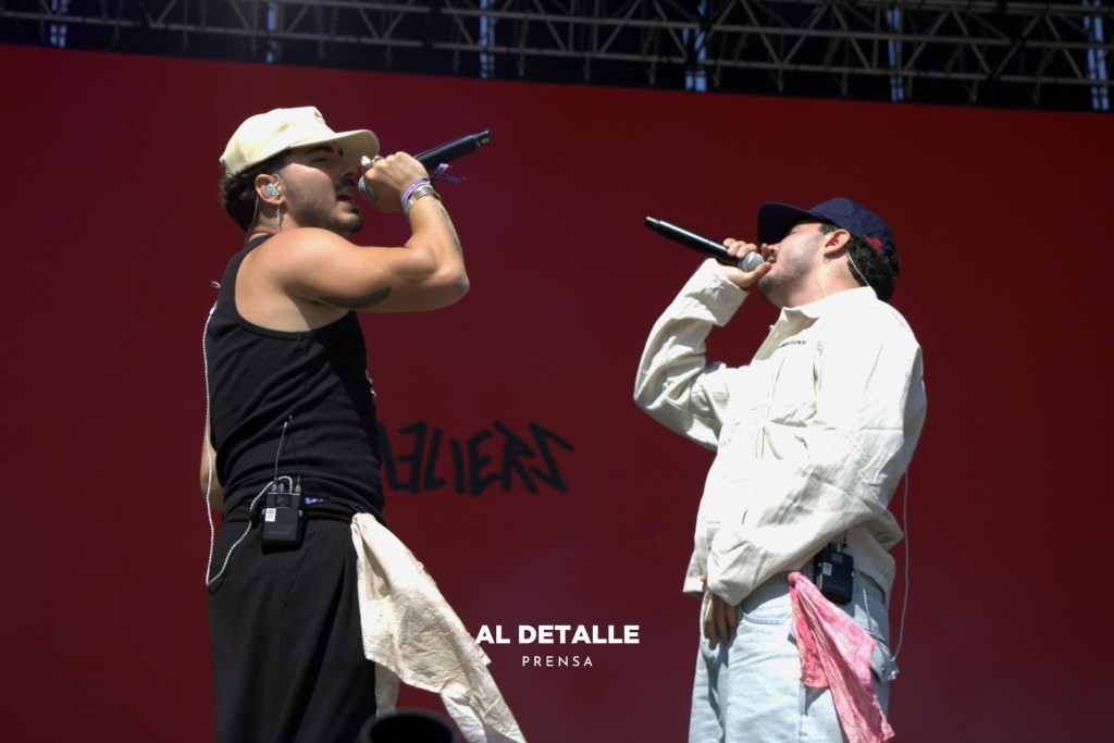 Momento de complicidad entre los hermanos.