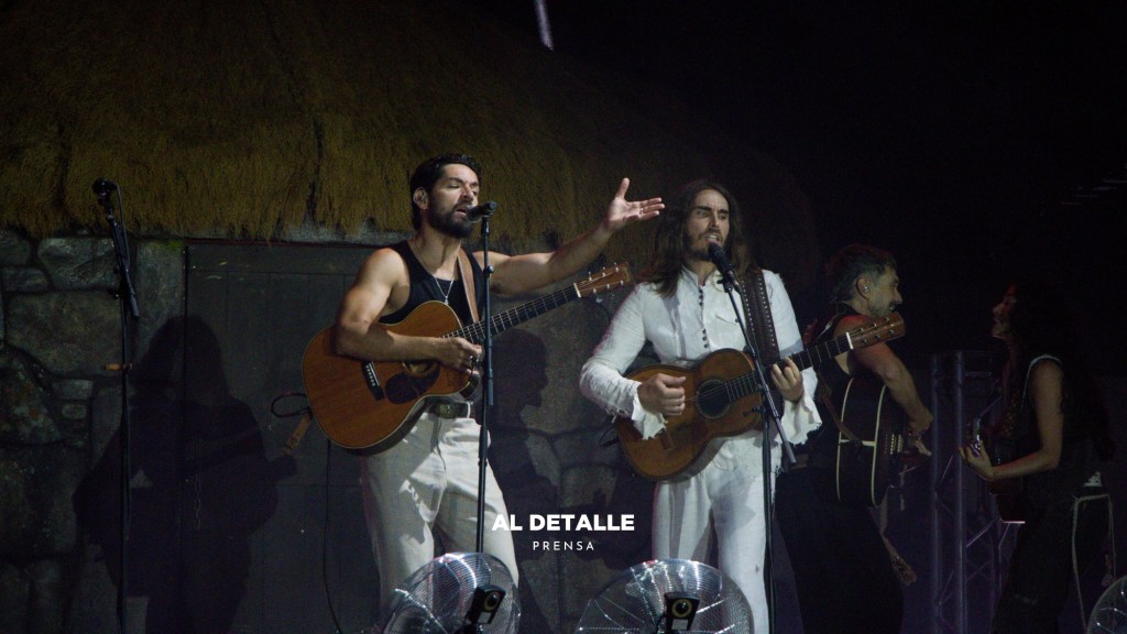 Carlos Ares invitó a Fito Robles a cantar en el festival Río Verbena.