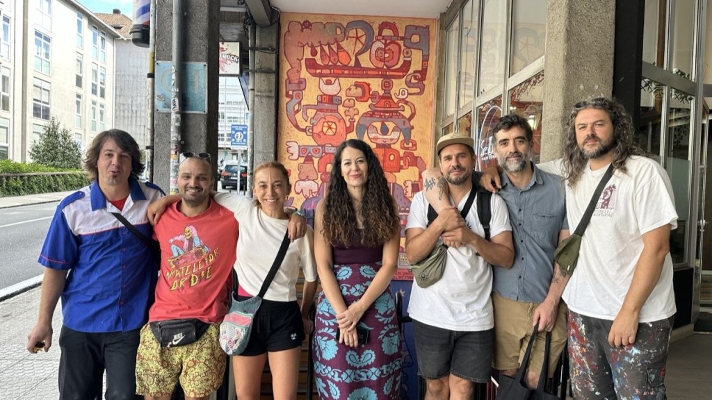 La concejala de Juventud visitó las galerías junto a seis de los artistas que participaron en la creación de los murales.