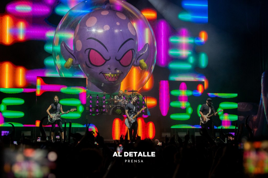 La La Love You se presentó con un llamativo hinchable de alienígena