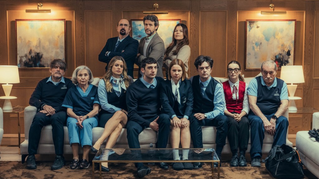 Laura Caballero (arriba a la derecha) junto al elenco de Muertos S.L.