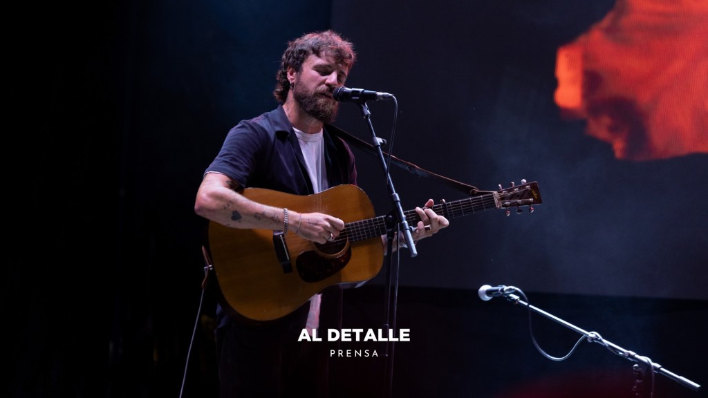 Momento íntimo con Luis Fercán solo a la guitarra.