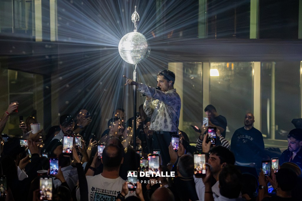 Antonio García junto a la bola de discoteca