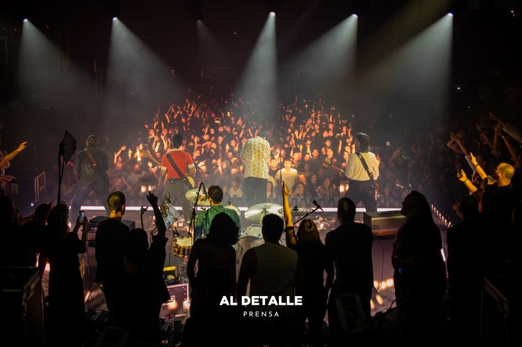 El público disfrutó del concierto desde el escenario y la pista