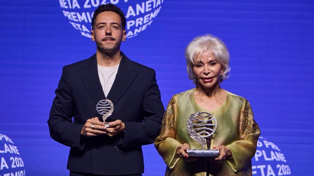 Sergio Hernández e Isabel Allende, finalista y ganadora del Premio Planeta 2026, con sus trofeos.